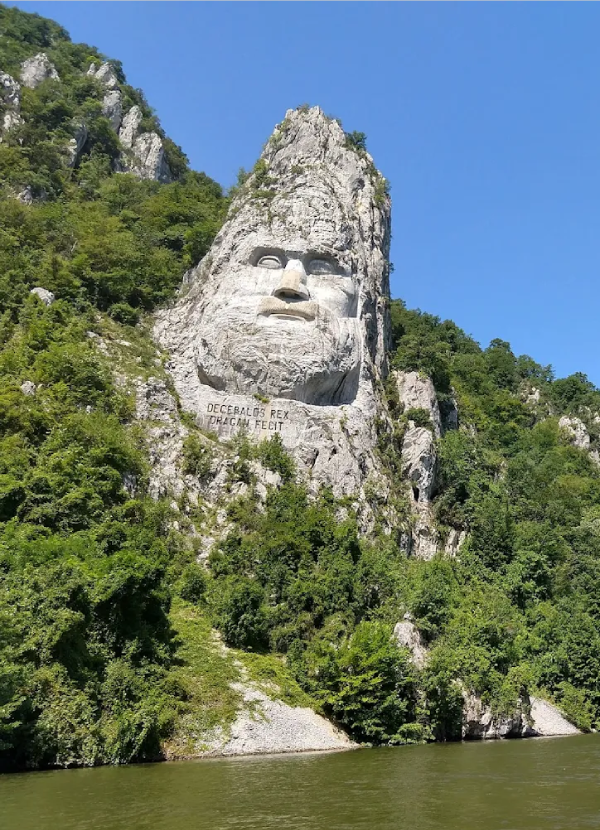 cazare in bubrova la anacor langa statuia lui Decebal din piatra
